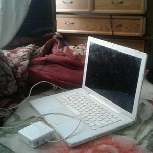 Im selling my 2009 Mac Book